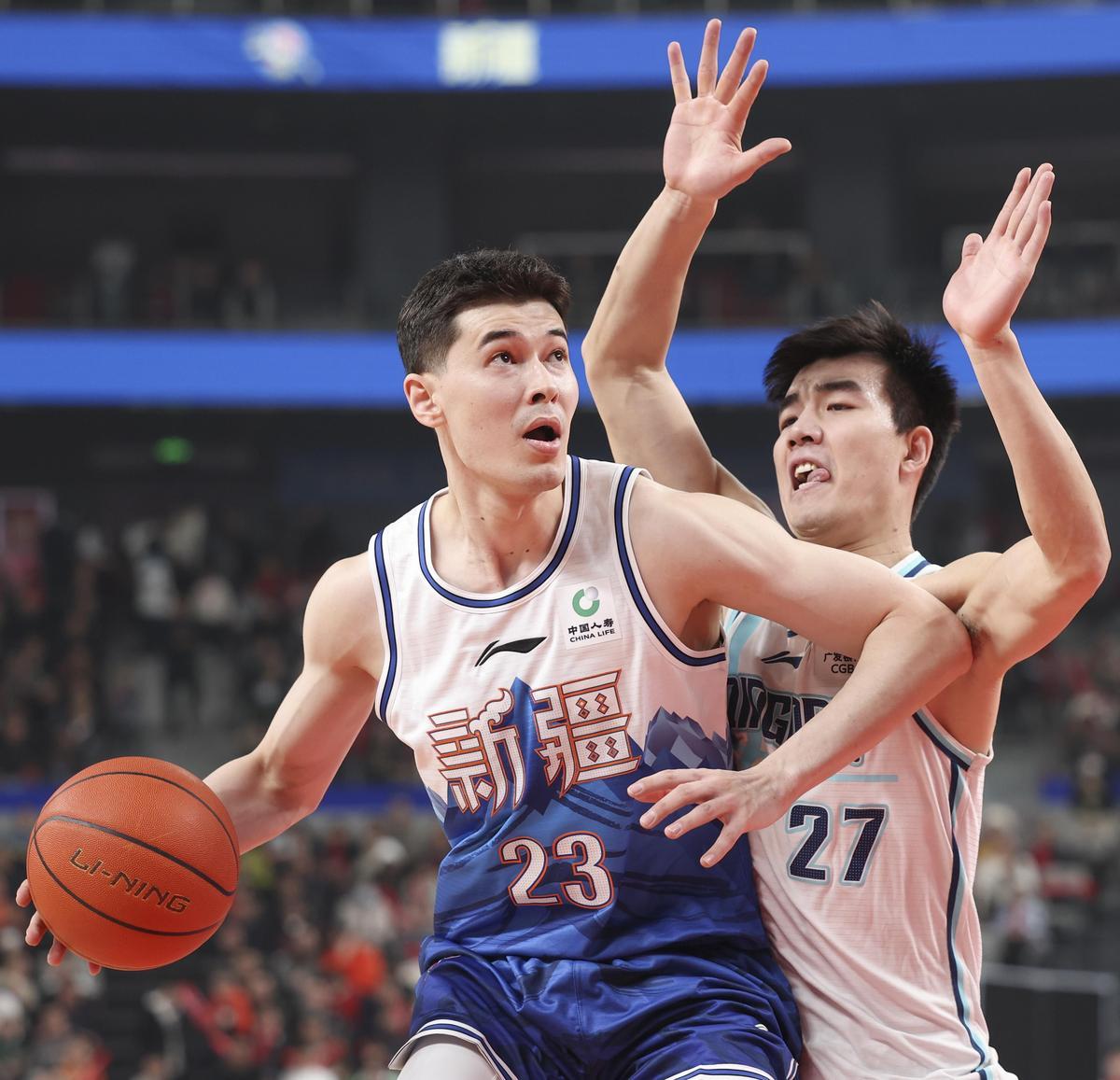 新疆广汇训练开放日，赛前主帅复盘引欢呼，荷甲在即，控场能力受关注 