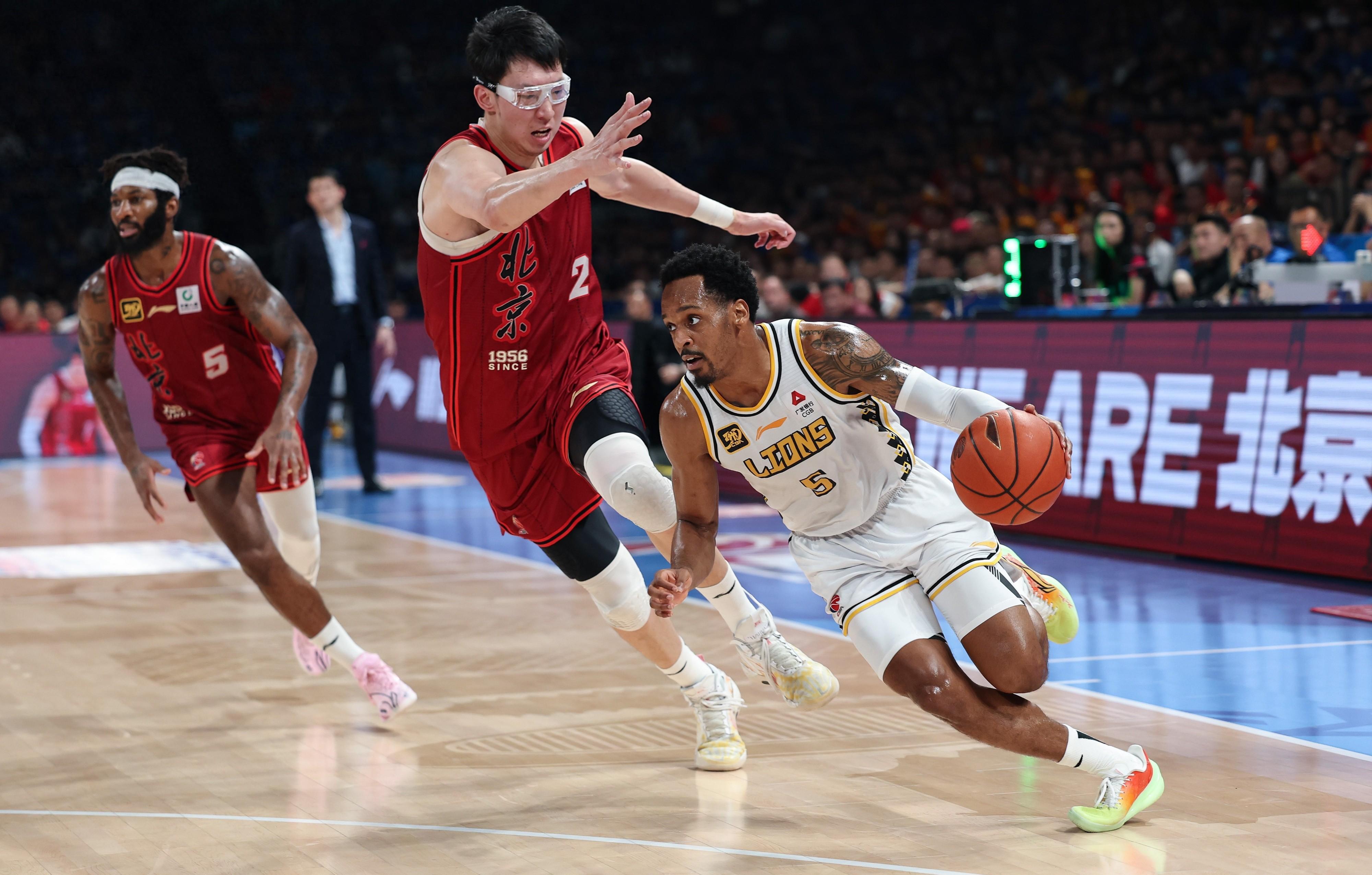 包含欧联倒计时，深圳男篮赛后远射贴柱，细节引发关注，气氛紧张，临场指挥获称赞的词条